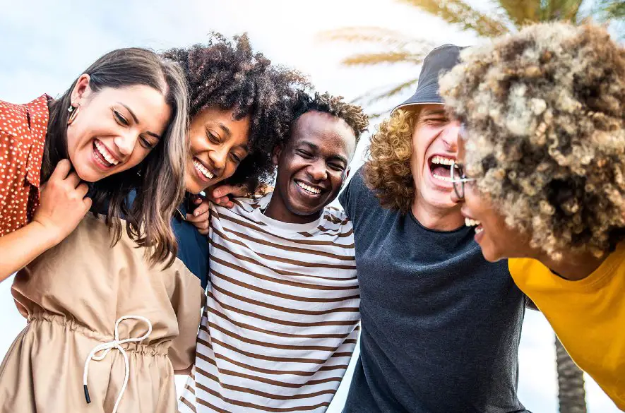 Prečo tak milujeme vtipných ľudí? Prinášame spôsoby ako zvoľniť v stresujúcom období a viac si užívať život