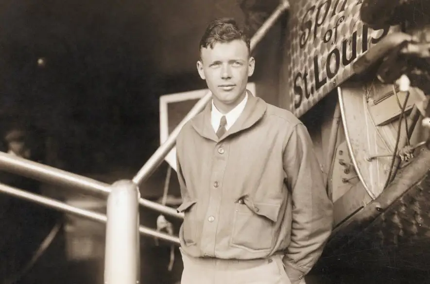 Charles Lindbergh ako prvý preletel cez Atlantik takmer bez navigácie. Za slávu bol vydieraný, telo jeho syna našli pohodené pri ceste