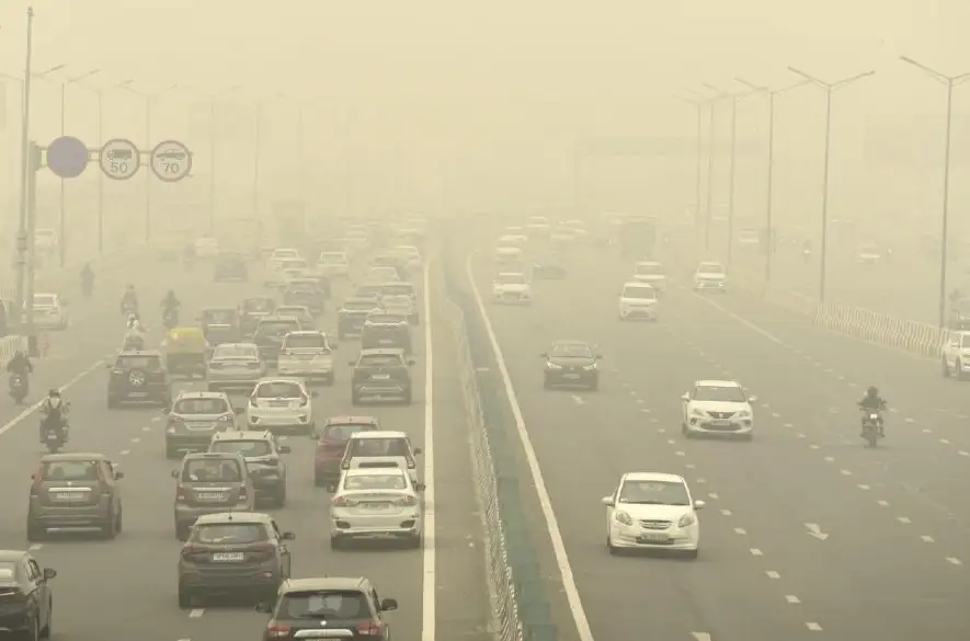 Indické hlavné mesto Naí Dillí trápi smog, pre ktorý zatvorili aj školy