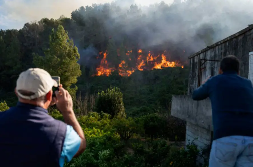 Lesný požiar na východe Španielska spálil viac ako dvetisíc hektárov územia, poháňa ho vietor z búrky Ciarán