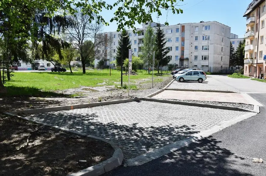 V Brezne plánujú do konca roka vybudovať ďalšie parkovacie miesta