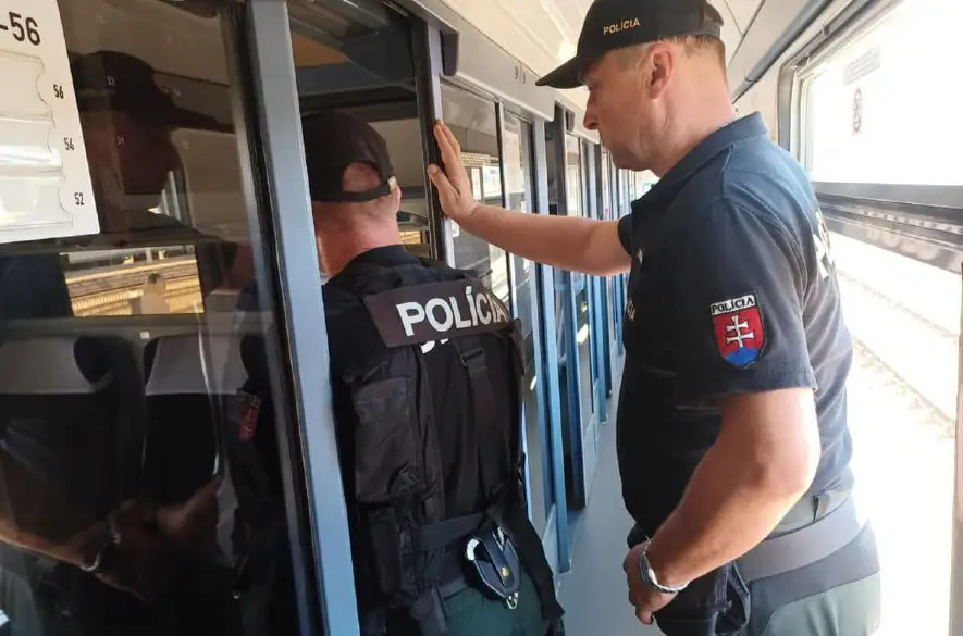 Polícia aj naďalej posilňuje hliadky vo vlakoch a na staniciach