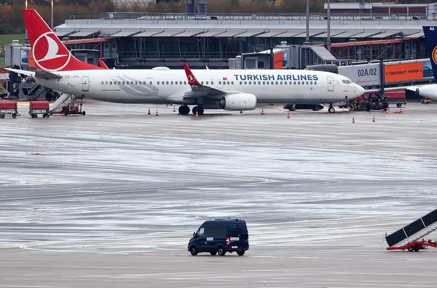 Letisko v Hamburgu zostáva po incidente s ozbrojeným mužom uzavreté