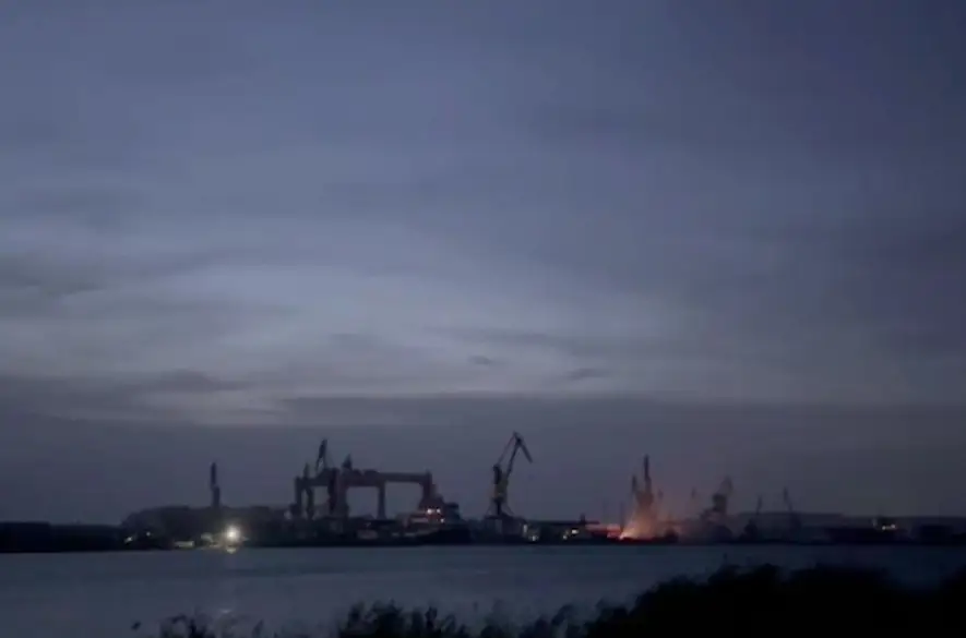 Ukrajinský raketový útok na lodenicu na Kryme poškodil loď