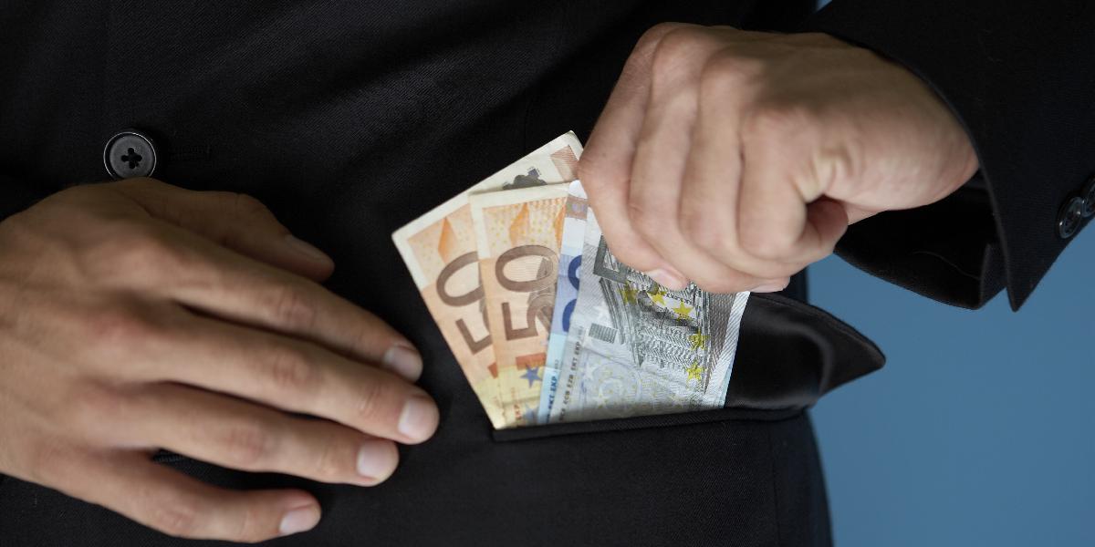 Korupcia oberá štát ročne o pol miliardy eur!