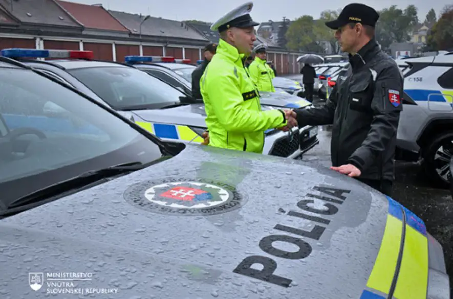 Polícia dnes dostala prototyp osobného plne elektrického vozidla s inštalovanou svetelno-zvukovou rampou, plus ďalších 17 nových SUV