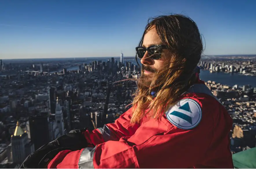 Jared Leto sa vyšplhal na Empire State Building a ohlásil svetové turné kapely Thirty Seconds to Mars!