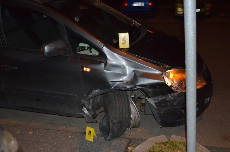 Opitá 46 ročná žena nabúrala počas jazdy do dvoch vozidiel