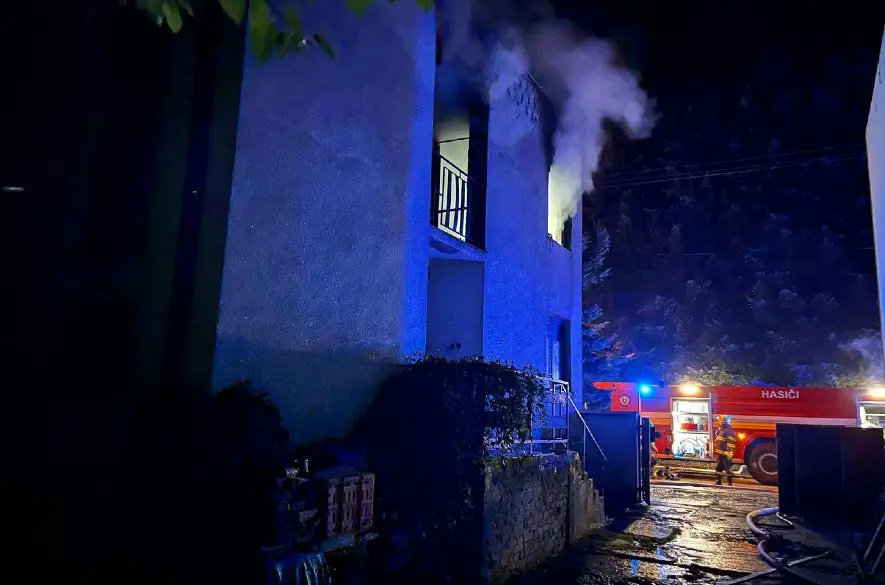 V rodinnom dome v obci Moravany nad Váhom včera horelo. Zasahovať muselo 12 profesionálnych príslušníkov so 6 kusmi hasičskej techniky