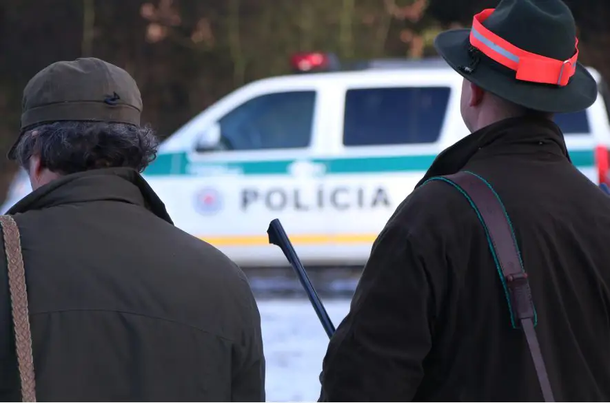 Policajti vykonali kontrolu poľovníkom. Jeden z nich prišiel o zbrane a skončil na oddelení
