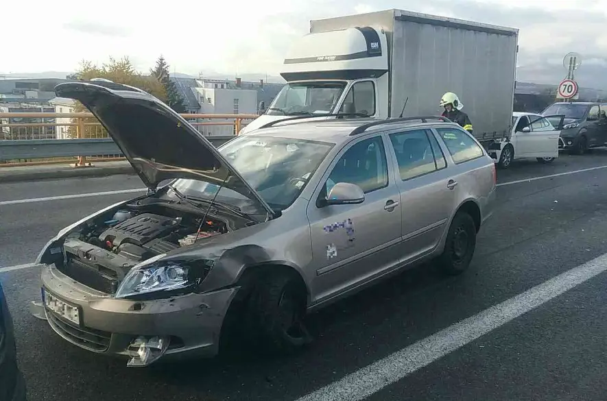 Na diaľničnom privádzači v Trenčíne sa včera zrazili tri osobné motorové vozidilá a dodávka