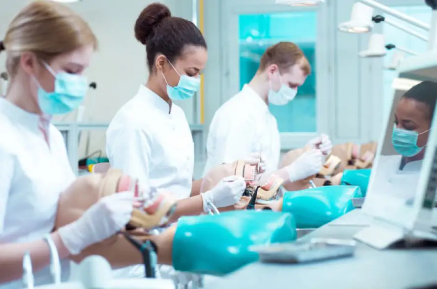Slovenská komora zubných technikov žiada kompetentných o pomoc kontrolovať neprofesionálov, ktorí sa vydávajú za zubných technikov