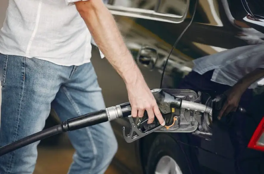 Cena benzínu stagnuje a cena nafty naďalej zaujímavo klesá