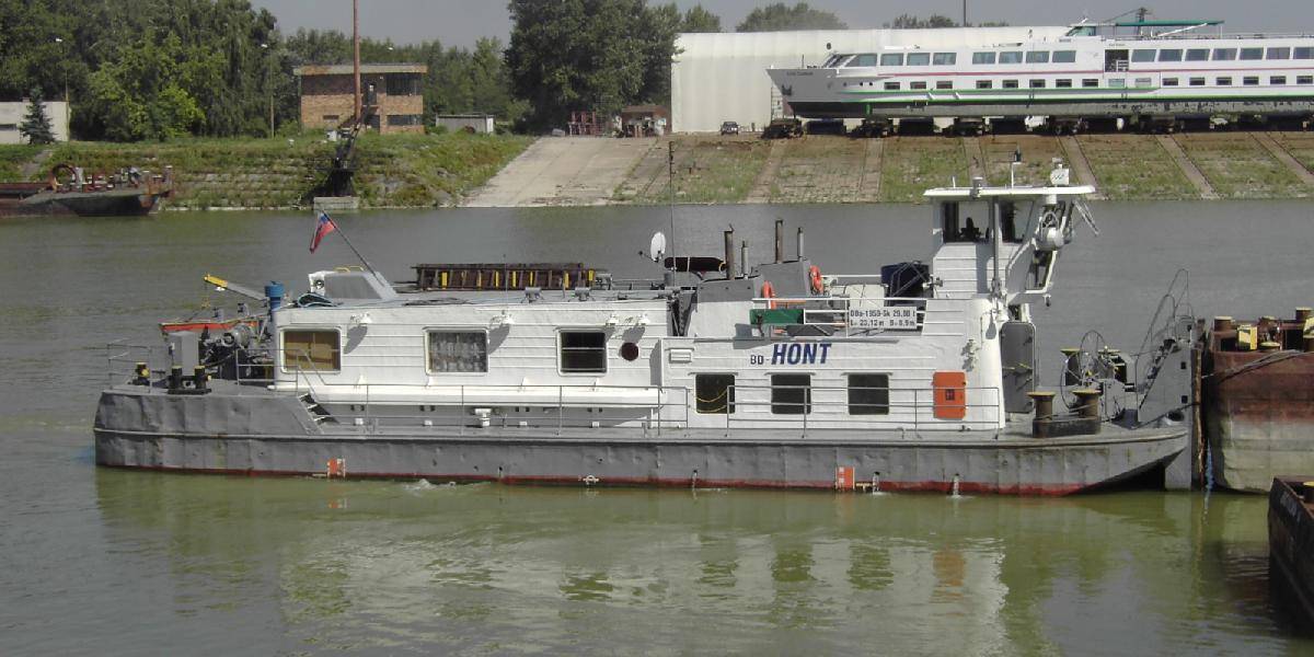 Uviaznuté lode na Dunaji sa štvrtý deň nedarí uvoľniť
