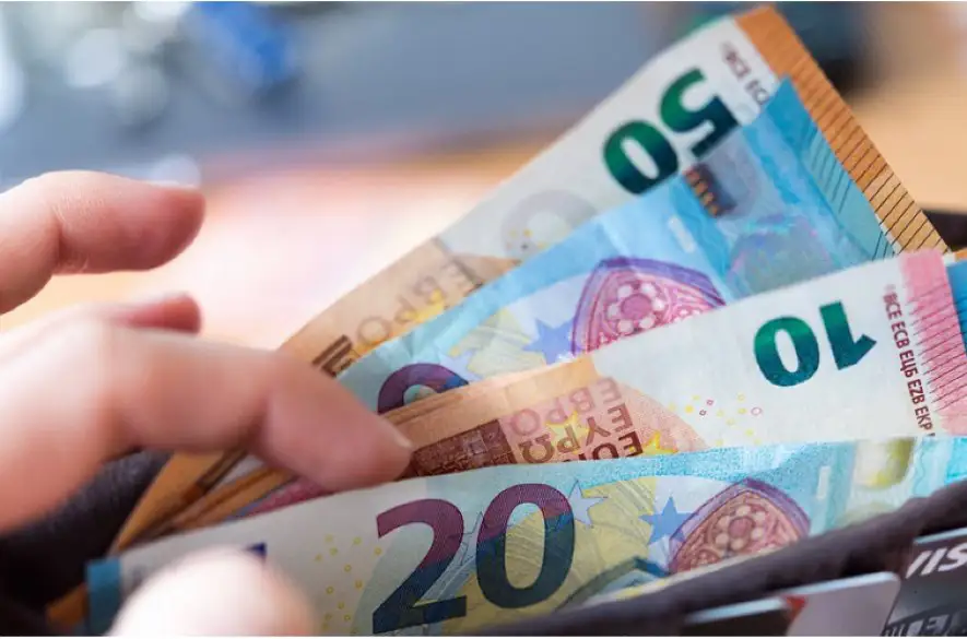 Sociálna poisťovňa začína s výplatou mimoriadneho príspevku vo výške 300 eur už 1. decembra