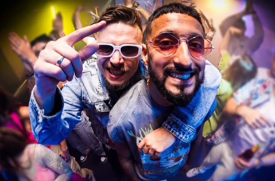 ADISS & ŠORTY ŤA ROZTANCUJÚ V RETRO SKLADBE “RYDM”,  KTORÁ VYCHÁDZA Z NAJVÄČŠIEHO HITU 90-TYCH ROKOV!