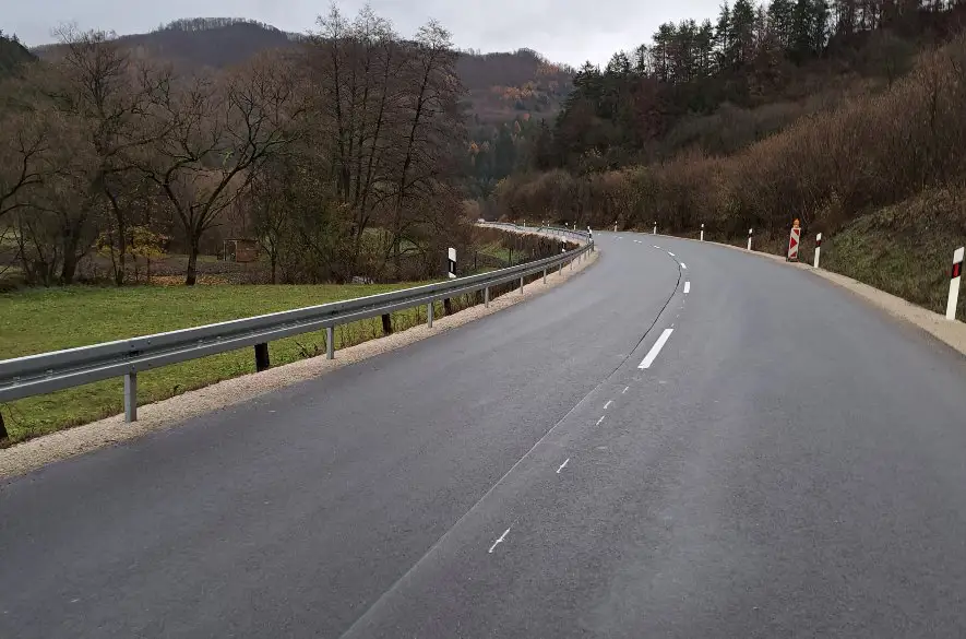 Piata a šiesta etapa opravy cesty II/517 medzi Považskou Bystricou a Domanižou je dokončená
