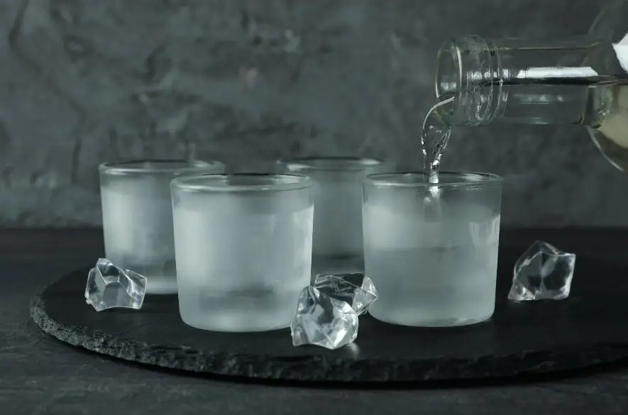 História jednej z najobľúbenejších liehovín: Prečítajte si o výrobe vodky, ktorá sa zo zdravotníctva dostala priamo do svetových barov