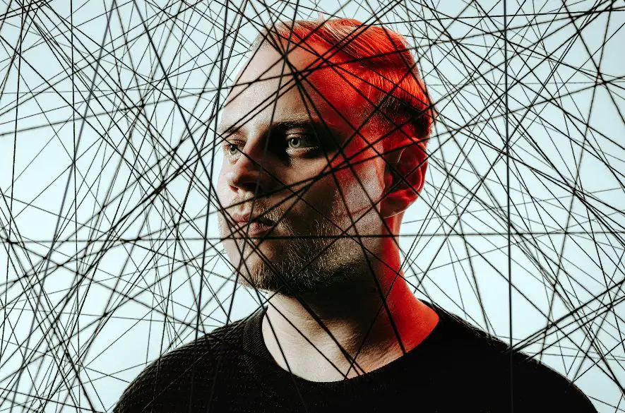 Spevák Lucius Szikora vydáva svoj zatiaľ najosobnejší singel “Sieť”