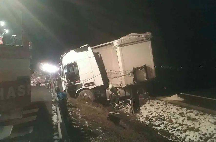 Na diaľnici D1 pri Dubnici nad Váhom mal v noci dopravnú nehodu vodič nákladného motorového vozidla