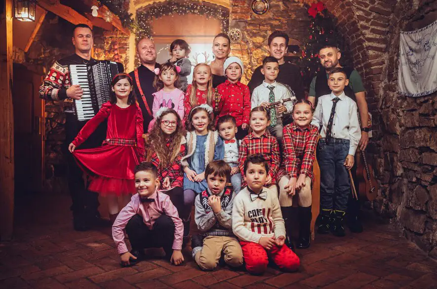 Ľudovo - popová kapela Koňare predstavuje svoj autorský hudobný darček Vianočné oblátky!