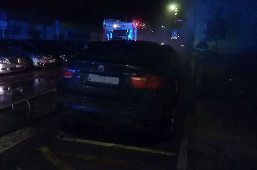 Nad ránom dnes na Námestí slobody v Seredi horel osobný automobil