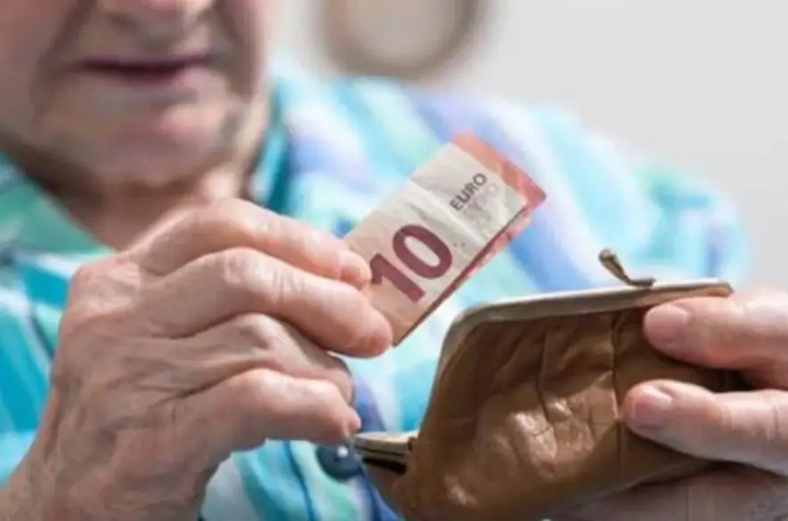 Počet podvodov na senioroch stále stúpa, denne prichádzajú o tisíce eur!