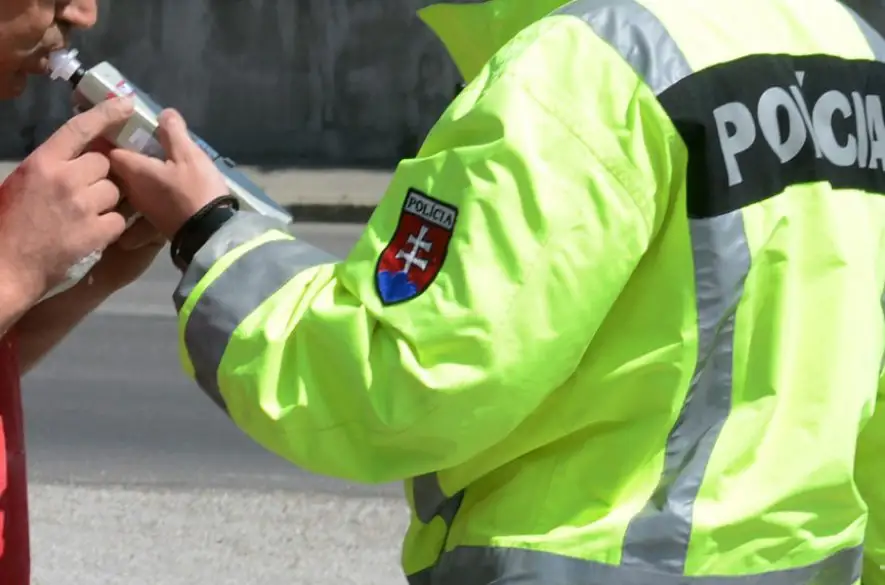 Podnapitý vodič z obce Mlynčeky si svojou nebezpečnou jazdou vyžiadal pozornosť policajtov. Namerali mu takmer  1,3 promile alkoholu