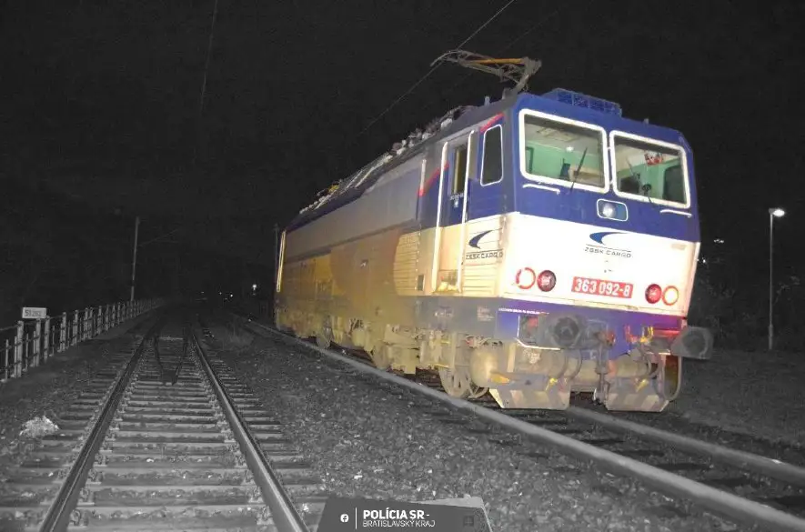 Nočná zrážka vlaku s mužom v Bratislave skončila s ťažkými zraneniami a okamžitým prevozom do nemocnice