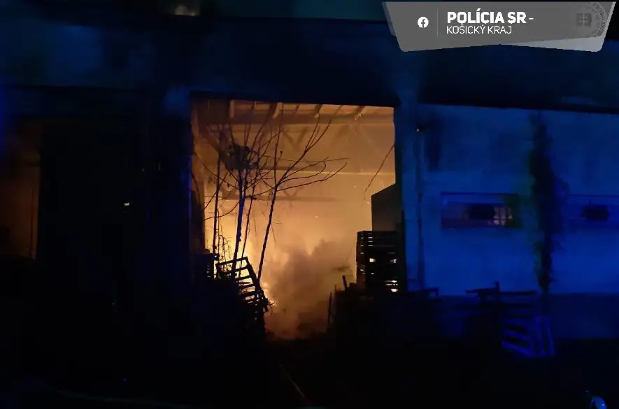 Plamene pohltili budovu skladov na Palackého ulici v Košiciach, polícia okolnosti požiaru vyšetruje