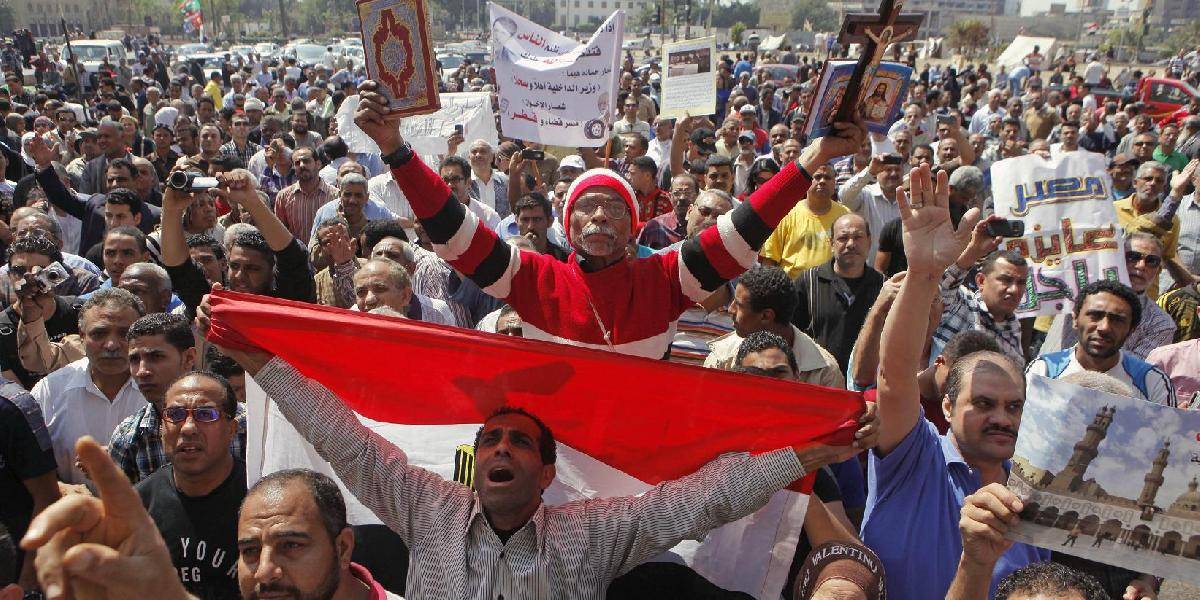 Egyptská armáda nariadila lekárom operovať demonštrantov bez anestézy