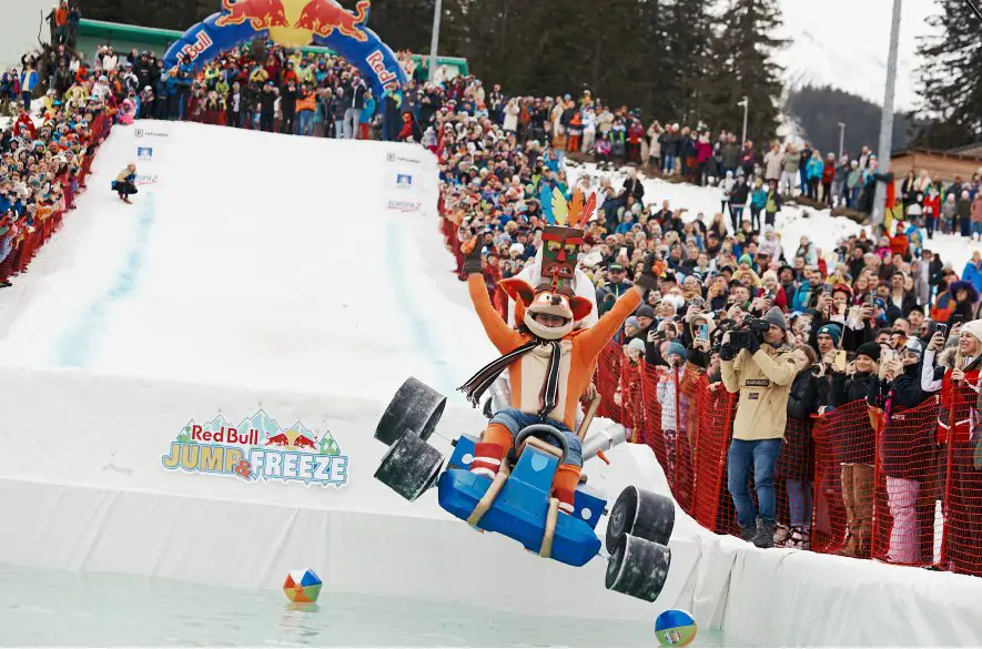 Bláznivá jazda na saniach zavŕšená skokom do bazéna. Prihlás sa so svojim tímom na Red Bull Jump & Freeze!