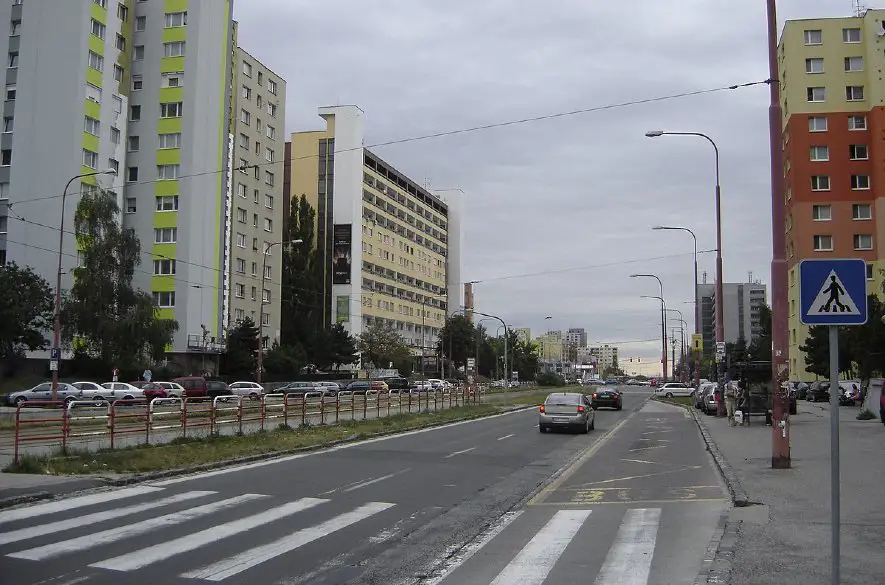 Na Saratovskej ulici v Bratislave dnes ráno zrazil vodič chodkyňu