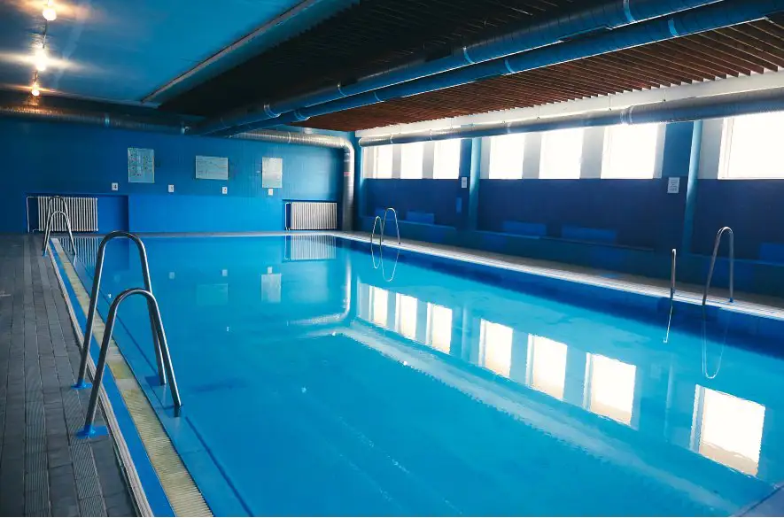 Banskobystrický kraj sprístupnil bazén v revúckom gymnáziu aj pre verejnosť