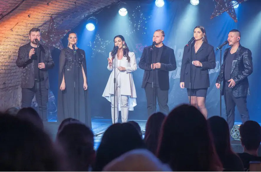 Acapella For You spolu s Veronikou Hatala vdýchli nový život vianočnej piesni „Domček“.