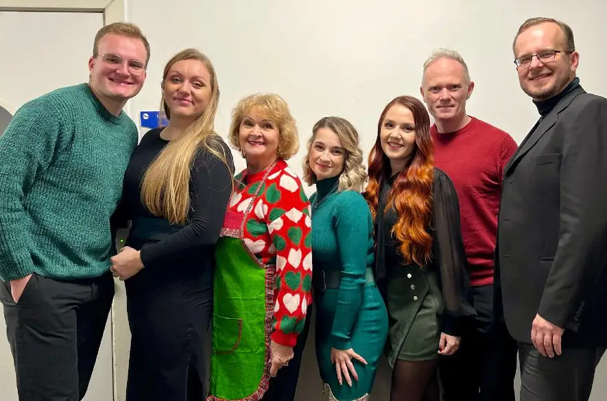 Vokálna skupina Voising si zaspievala s najznámejšou svokrou Gizkou Oňovou!