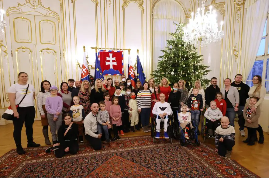 Vianočný stromček v Prezidentskom paláci pomohli ozdobiť deti z detskej onkológie