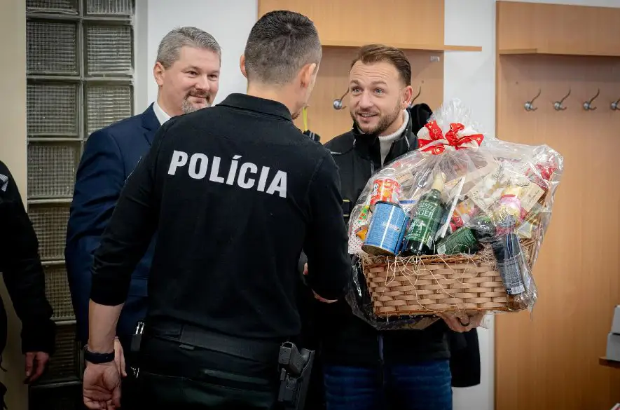 Minister vnútra SR Matúš Šutaj Eštok na Štedrý deň navštívil policajtov a hasičov v službe
