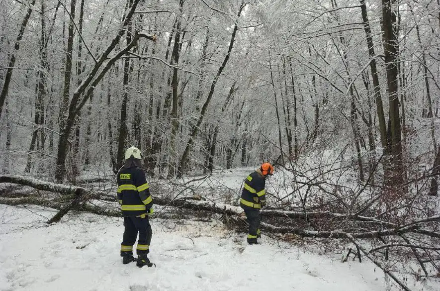 Poveternostná situácia si deň pred Vianocami na západnom a strednom Slovensku vyžiadala 463 výjazdov