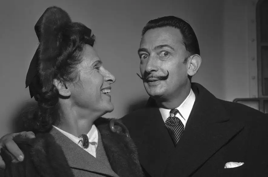 Miloval jej neveru a ona za to rozhadzovala jeho peniaze na mladých milencov: Salvador Dalí mal vskutku intenzívne manželstvo