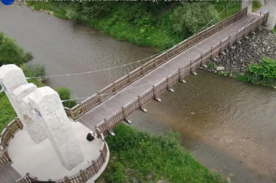 Unikátny most spája brehy Torysy priamo pod Šarišským hradom, je súčasťou medzinárodnej cyklotrasy