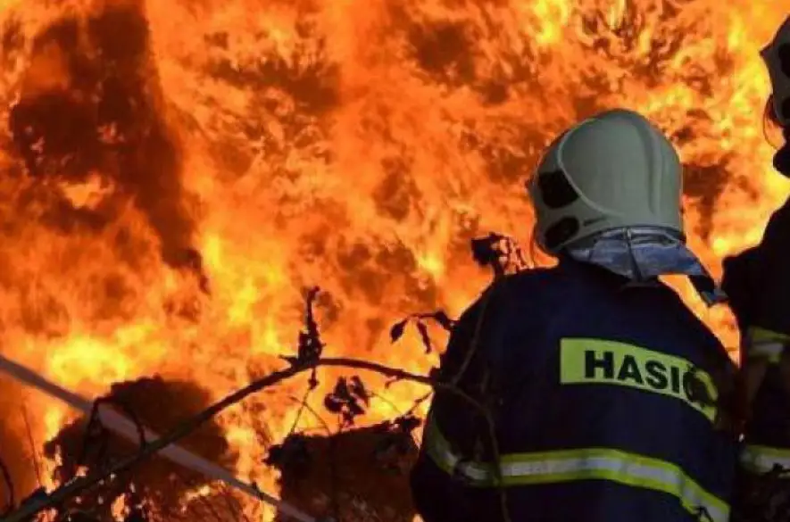 V obci Chminianska Nová Ves sa požiar skladu rozšíril aj na motorové vozidlá