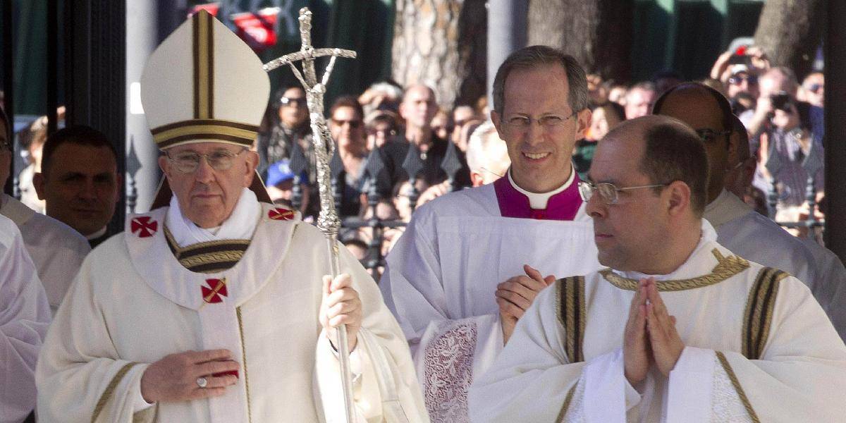 Pápež František odporúča, aby kňazi žili tak, ako kážu