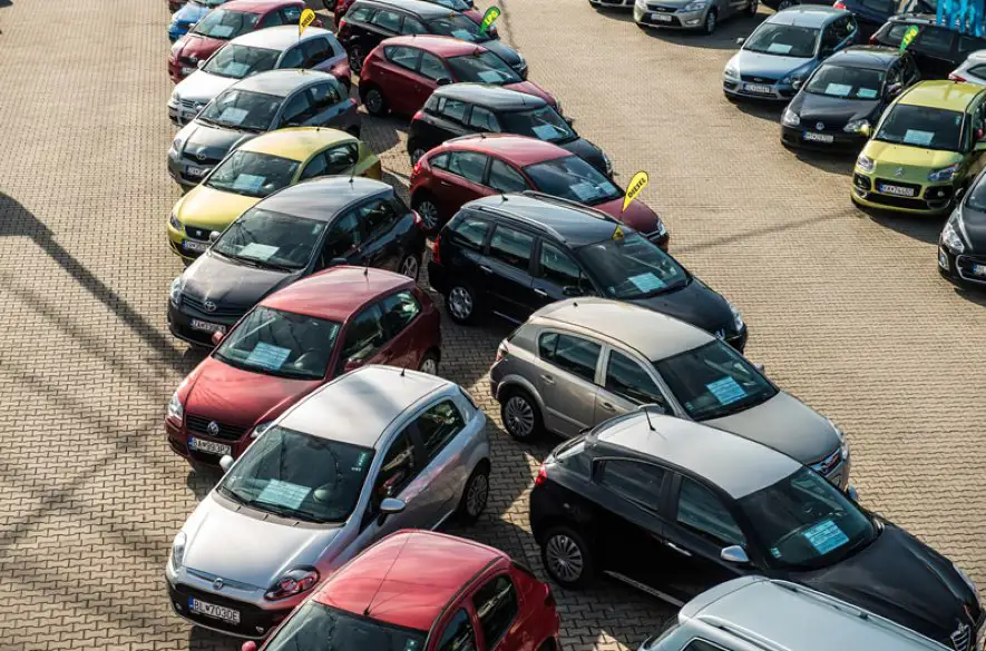 Vlani si Slováci spoza hraníc doviezli skoro 62 000 jazdených osobných áut, ich počet rastie