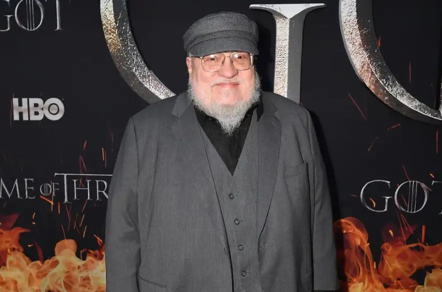 Pri chválení Modrookého samuraja na svojom blogu, tvorca George R. R. Martin prezradil, že HBO pripravuje tri animované spin-offy Hry o tróny
