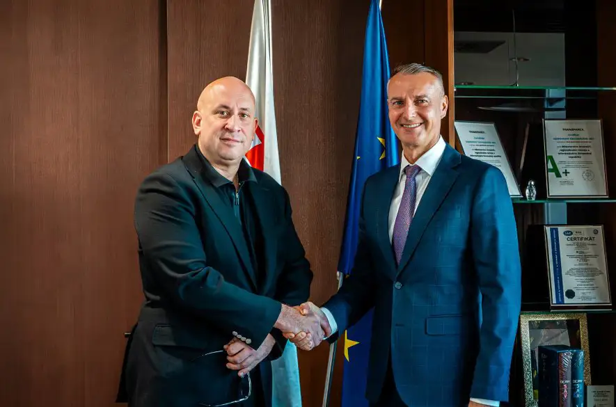 SPOLUPRÁCA: Ministri Richard Raši a Jozef Ráž pripravujú návrh nového zákona, ktorý zjednoduší verejné obstarávanie