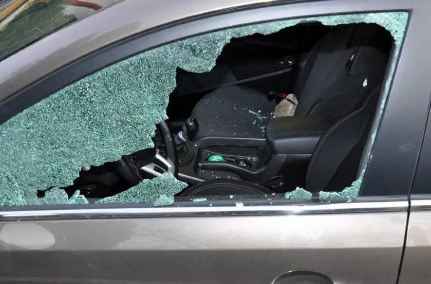 41 ročný Prešovčan si ,,otvoril“ cudzie auto kameňom, chvíľu si v ňom posedel a odišiel