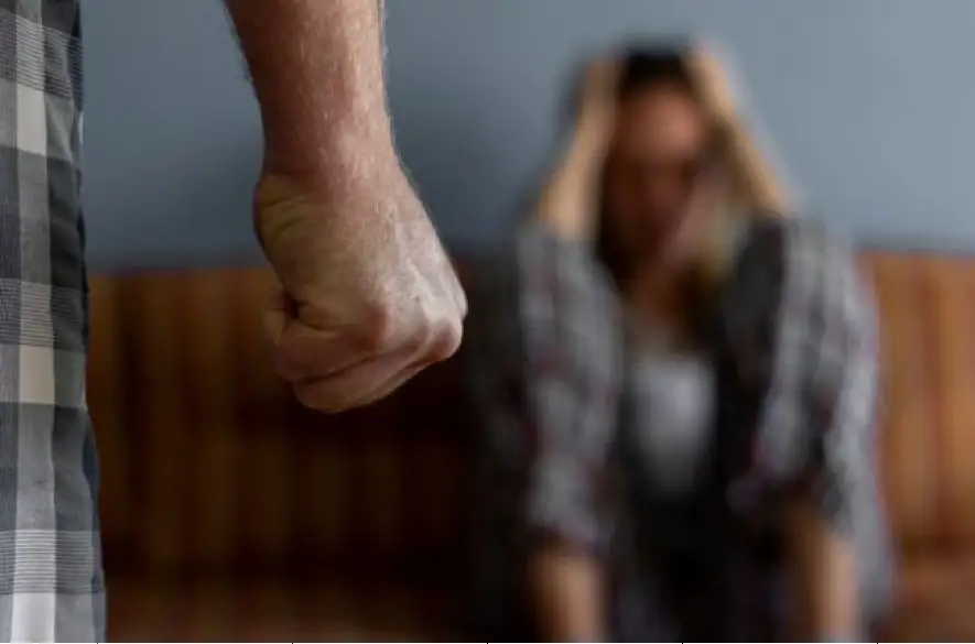 Ďalší prípad násilia v domácnosti! 43 ročného Popradčana obvinili z vyhrážania sa a fyzického útoku na ženu