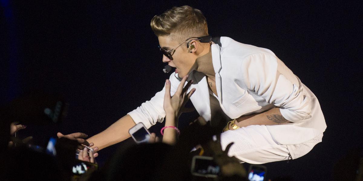 Justin Bieber spôsobil rozruch zápisom do knihy návštev v Dome Anny Frankovej 