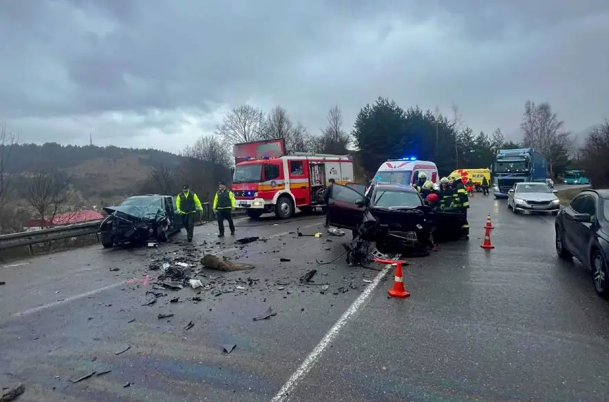 Pri obci Likavka sa včera zrazili dve osobné autá. Nehoda si vyžiadala ťažké zranenia oboch účastníkov